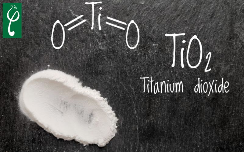 Titanium dioxide có công thức hóa học là TiO2. 