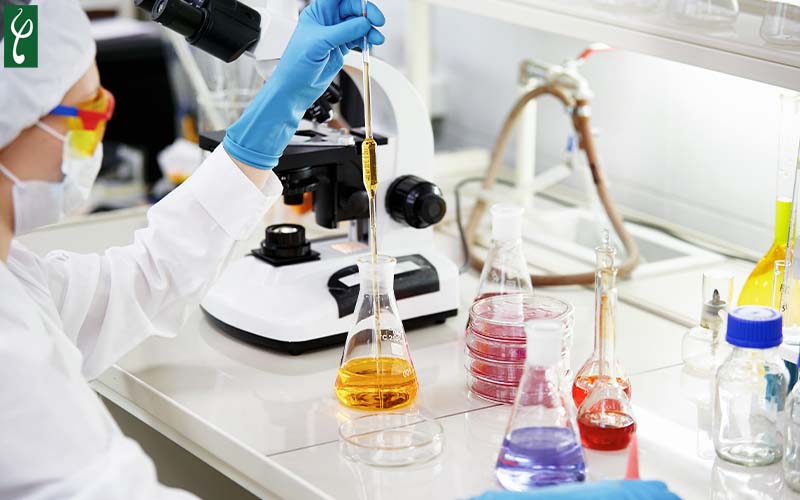 chuyên viên làm mẫu thử sữa rửa mặt thiên nhiên tại phòng thí nghiệm