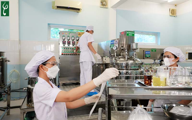 Nhân viên đang sản xuất sữa rửa mặt thiên nhiên tại Nhà máy Nam dược Hải Long