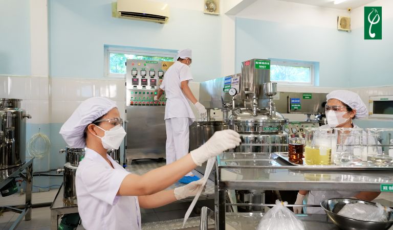Gia công sữa rửa mặt tuổi dậy thì