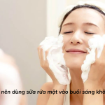 Có nên dùng sữa rửa mặt vào buổi sáng không? Giải đáp chi tiết