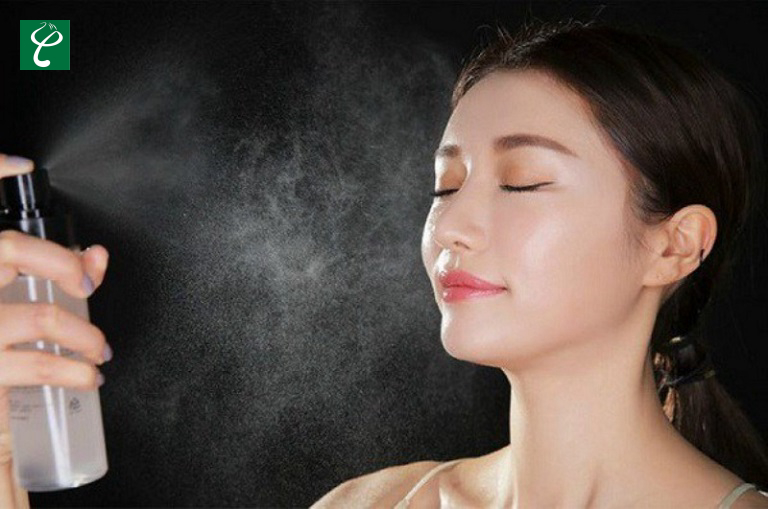 Bạn nên xịt khoáng sau khi trang điểm để giữ ẩm và giúp lớp nền lâu trôi