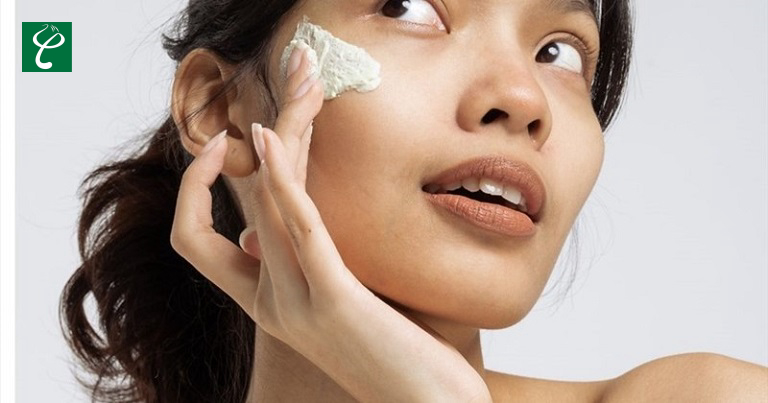 Kết cấu của kem chống nắng hóa học dạng lỏng, dễ thoa vào da