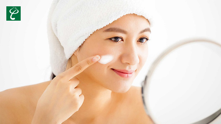 Không nên dùng lượng kem dưỡng ẩm nhiều vì sẽ gây bít tắc lỗ chân lông