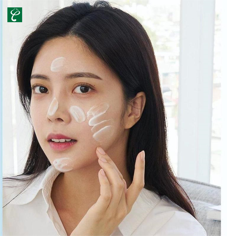 Nên bôi đủ lượng kem chống nắng cần thiết cho da