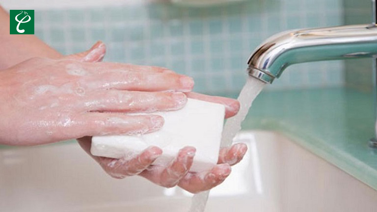 Bạn nên rửa tay bằng xà phòng trước khi rửa mặt để tránh vi khuẩn gây hại