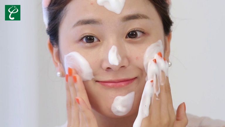 Sữa rửa mặt cho da khô và mụn của Nhật