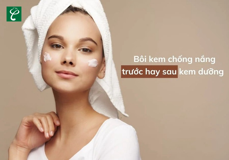 Tùy thuộc vào loại kem chống nắng để sử dụng kem dưỡng ẩm trước hay kem chống nắng trước