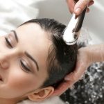 Gội đầu bằng nước lã có sao không