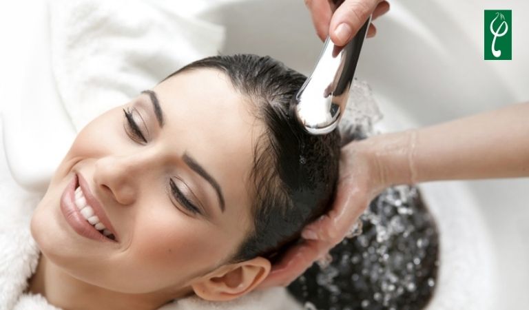 Gội đầu bằng nước lã có sao không