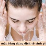 Rửa mặt bằng dung dịch vệ sinh phụ nữ