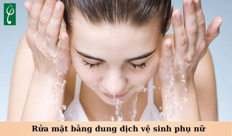 Rửa mặt bằng dung dịch vệ sinh phụ nữ