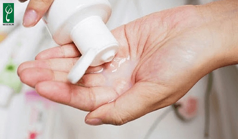 giặt quần lót bằng dung dịch vệ sinh phụ nữ