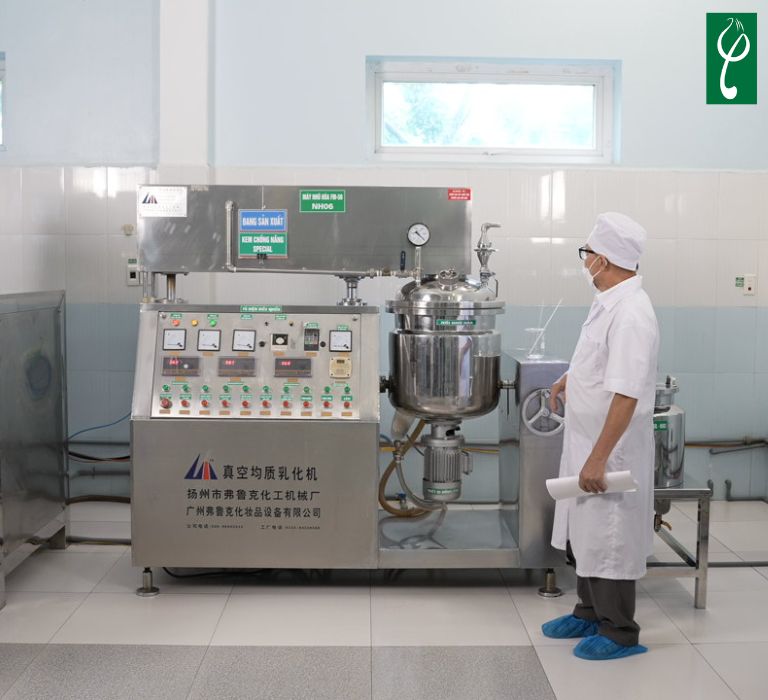 Gia công lăn khử mùi bạc hà mát lạnh tức thì, ngăn mồ hôi 24h Quy trình sản xuất lăn khử mùi bạc hà phối hợp chặt chẽ giữa kỹ thuật chiết xuất và công nghệ điều chế hiện đại