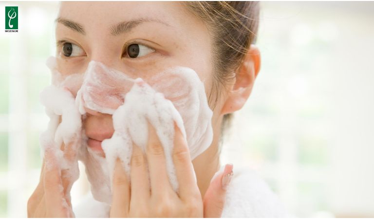 Bí quyết dùng sữa rửa mặt không lo nổi mụn