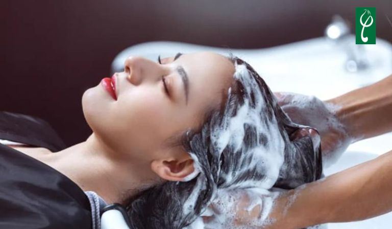 Cách làm sạch keo xịt tóc ngay tại nhà, không gây hư tổn Dùng dầu gội đặc trị làm sạch keo xịt tóc