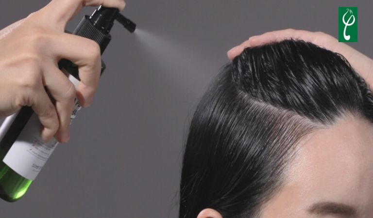 Xịt dưỡng tóc nên giữ khoảng cách phù hợp để dưỡng chất phân tán đều