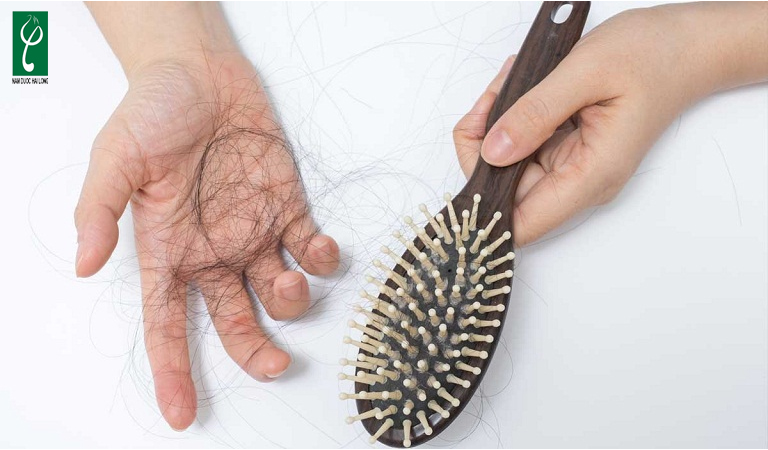 Gội đầu bằng dung dịch vệ sinh có sao không