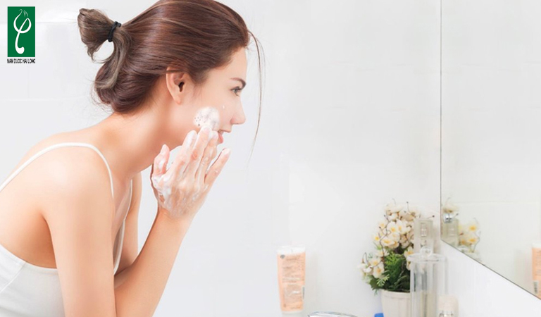 Rửa mặt bằng dầu gội có sao không