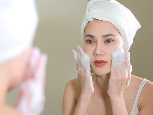 Rửa mặt thường xuyên có hết mụn