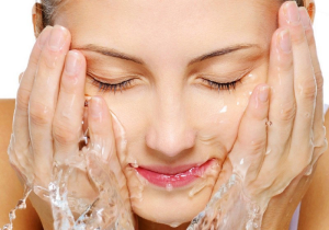Rửa mặt bằng nước ấm là bí quyết đơn giản nhưng mang lại nhiều lợi ích cho làn da