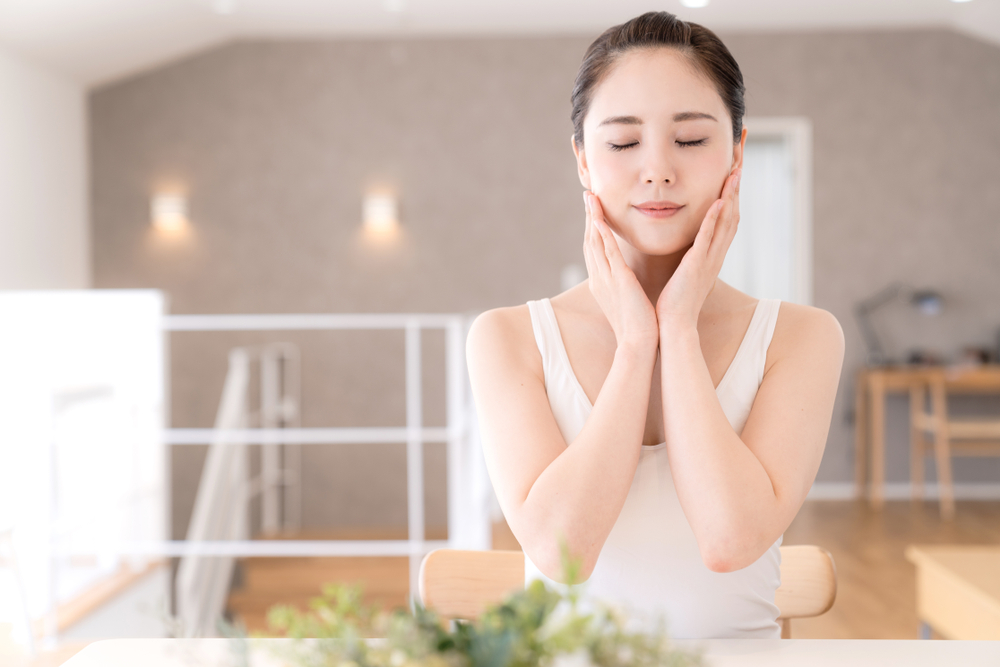 câu hỏi “Làm thế nào để có làn da trắng?” luôn được nhiều người quan tâm. Tuy nhiên, để đạt được làn da sáng khỏe không phải là chuyện ngày một ngày hai, mà cần sự kiên trì, phương pháp khoa học và lựa chọn đúng sản phẩm chăm sóc da. Theo dõi bài viết dưới đây để khám phá bí quyết dưỡng trắng da an toàn nhé!